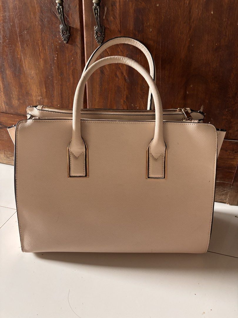 Beige Structured Handbag with Gold Hardware (Category: Luxury Bags & Wallets) located in Baliuag. Submitted by stealthetrends (Listing ID 1461837441, Image 1). Description: - Structured beige handbag - Secure zip closure on top - Interior pockets for easy organization - Elegant gold hardware details on front and handles - Clean interior - Ideal for everyday use or professional settings.