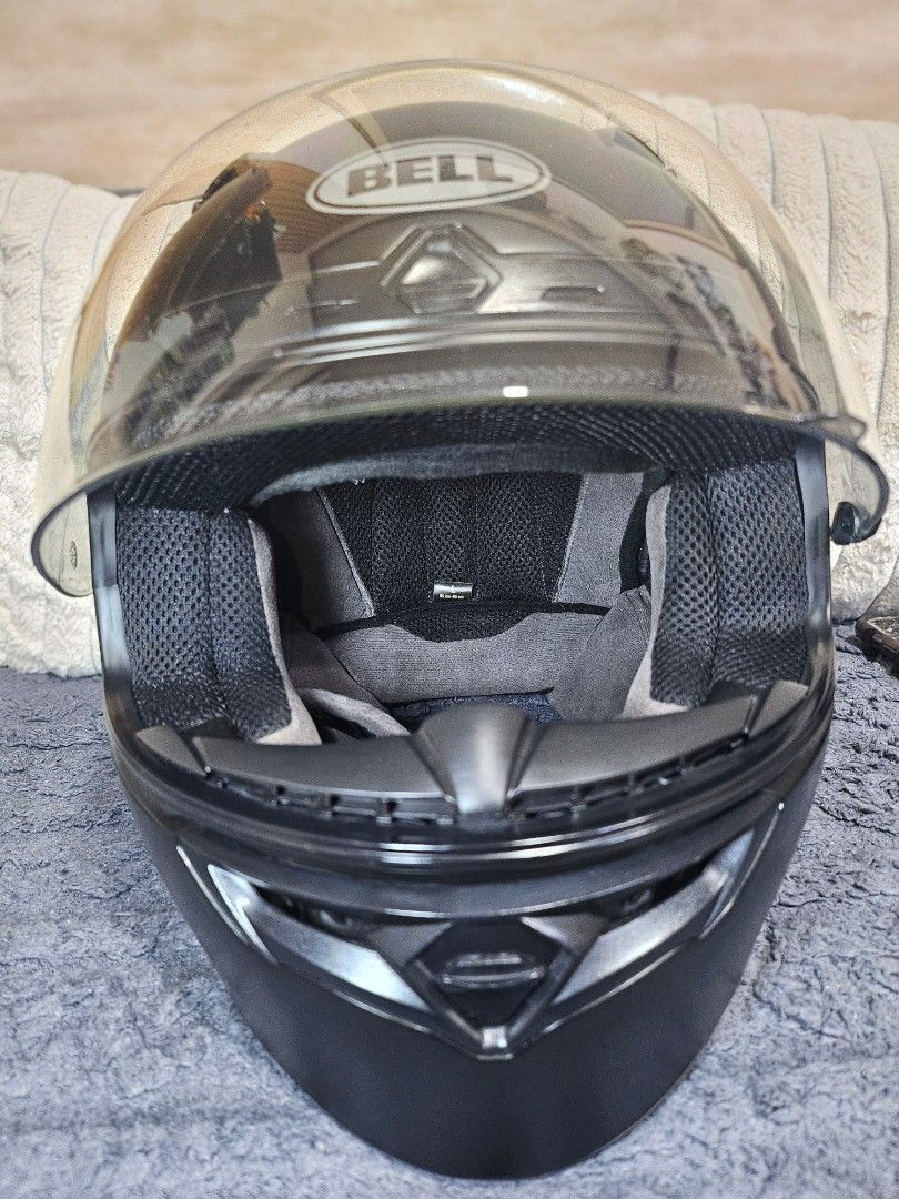 BELL QUALIFIER DLX MIPS with ProTint Visor (Category: Helmets and other Riding Gears) located in San Pedro. Submitted by moncherifinds_2026 (Listing ID 1461832833, Image 1). Description: NOTE: Negotiable. Pero wag masyadong baratin. Dahil in good condition pa yan (meaning Maayos, Malinis pa) BELL QUALIFIER DLX MIPS (Large) Bought in California USA Details: Inclusion: Bell dustbag Color: Matte black finish Condition: used but not abused. Still in 