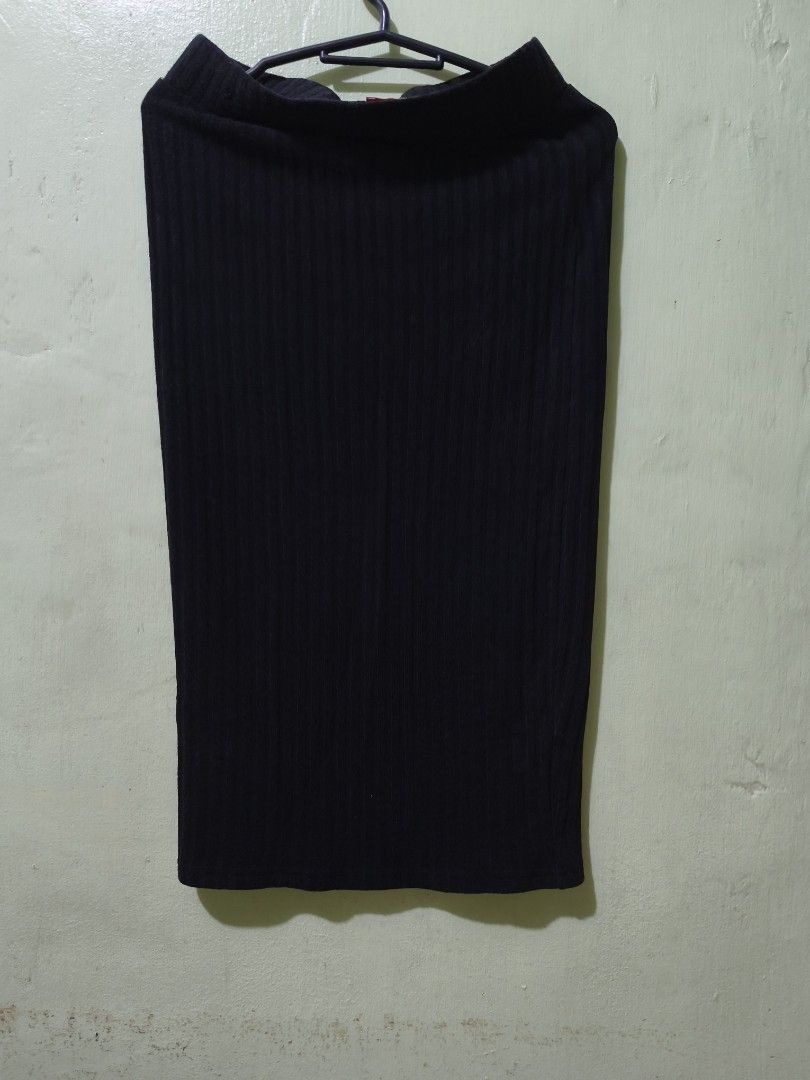 Bench Ribbed Midi Skirt Black Size M (Category: Skirts) located in Bulacan. Submitted by jvblaguard08460 (Listing ID 1461912944, Image 2). Description: - Brand: Bench - Color: Black - Style: Ribbed Midi Skirt - Features: Elastic waistband, stretchy material for comfort - Length: Hits around the knee - Occasion: Perfect for casual or dressy outfits - Styling: Easy to pair with various tops.