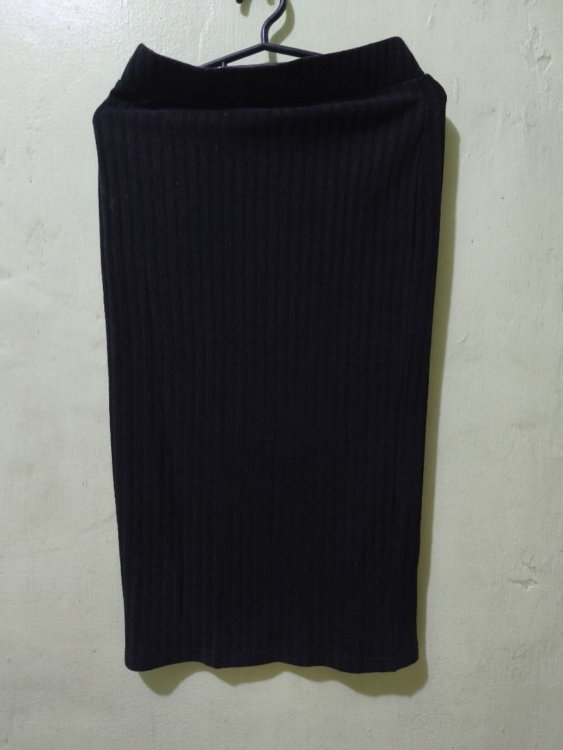Bench Ribbed Midi Skirt Black Size M (Category: Skirts) located in Bulacan. Submitted by jvblaguard08460 (Listing ID 1461912944, Image 1). Description: - Brand: Bench - Color: Black - Style: Ribbed Midi Skirt - Features: Elastic waistband, stretchy material for comfort - Length: Hits around the knee - Occasion: Perfect for casual or dressy outfits - Styling: Easy to pair with various tops.