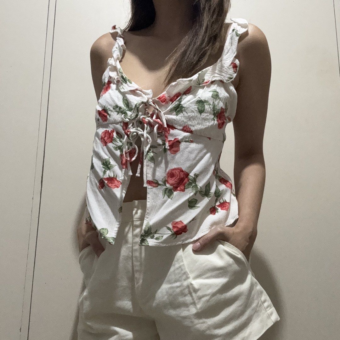 Bershka Floral Tie-Front Top (Category: Sleeveless) located in Cainta. Submitted by nicnicbg (Listing ID 1461950075, Image 3). Description: .