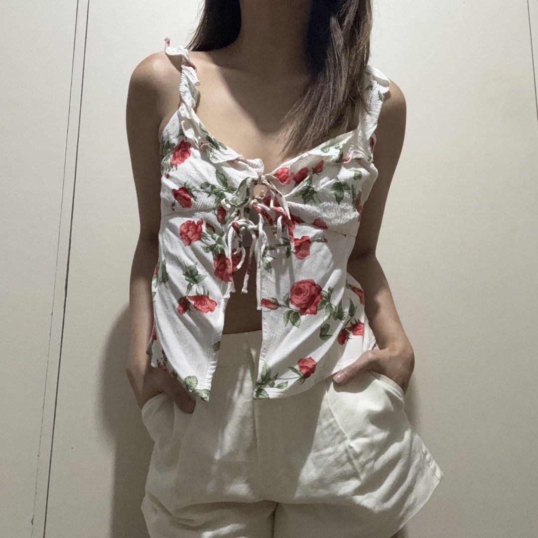 Bershka Floral Tie-Front Top (Category: Sleeveless) located in Cainta. Submitted by nicnicbg (Listing ID 1461950075, Image 2). Description: .