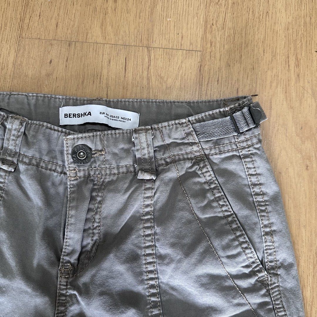 Bershka Gray Cargo Pants (Category: Jeans) located in Cabuyao City. Submitted by hyugaclan (Listing ID 1461870776, Image 3). Description: .