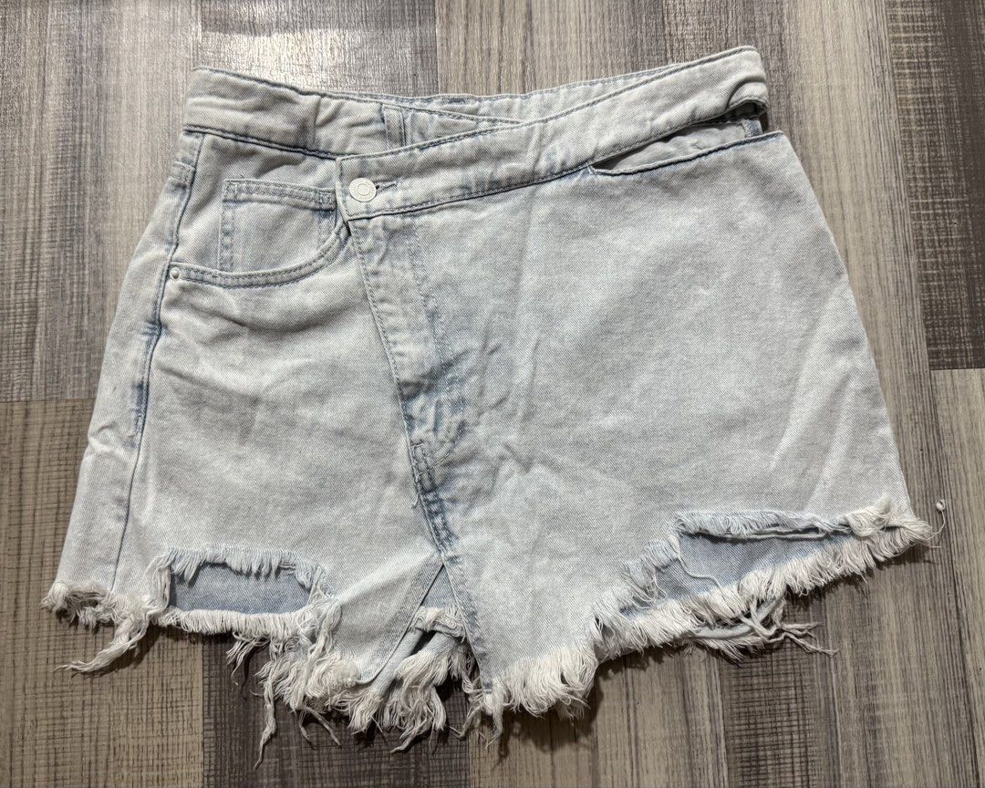 Bershka Skort (Category: Shorts) located in Orani. Submitted by iveecrz (Listing ID 1461833267, Image 1). Description: Size 27-30inch.