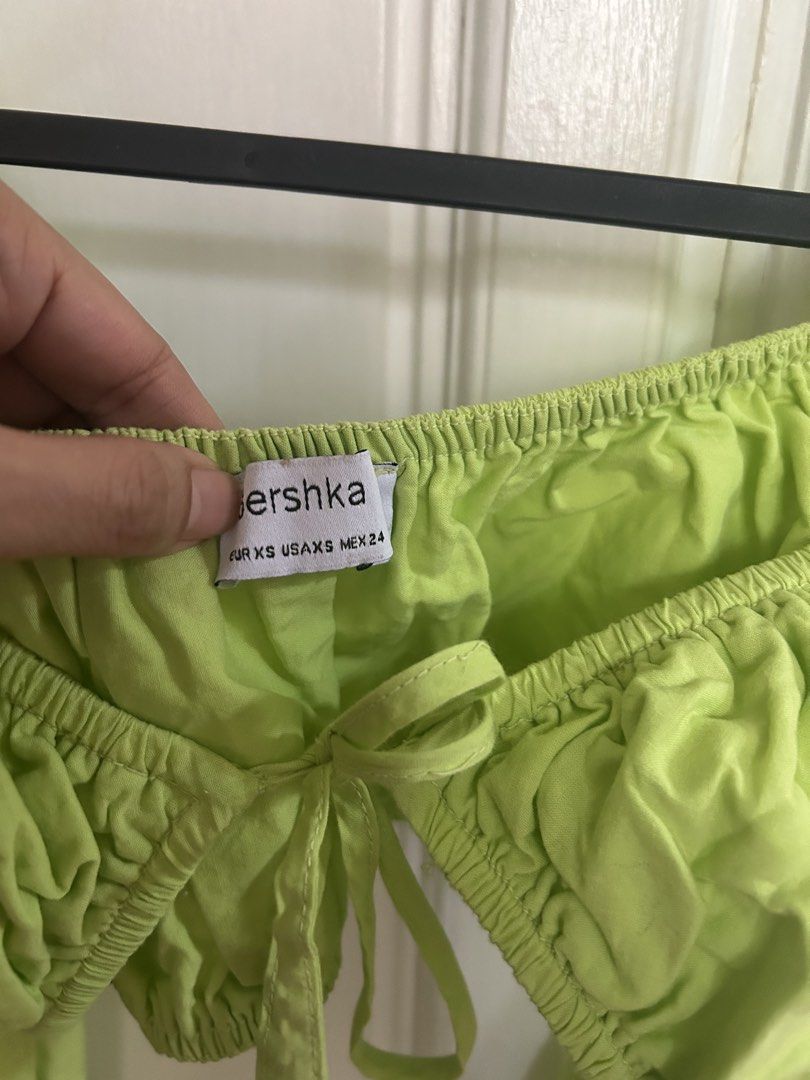 Bershka Top (Category: Longsleeves) located in Meycauayan. Submitted by ms.einz (Listing ID 1461805288, Image 2). Description: - Green long sleeve crop top from Bershka - Sweetheart neckline with tie detail - Eyelet cut-out details on sleeves - Elasticated cuffs and hem #bershka #zara.