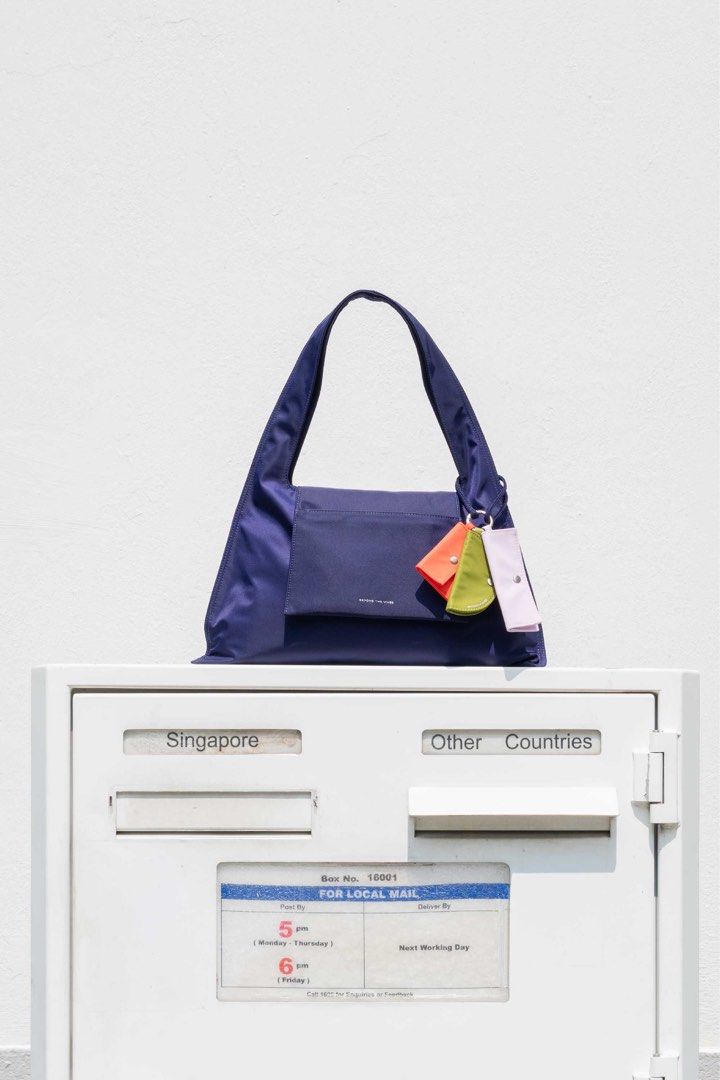 Beyond The Vines Envelope Bag with Pouch Set (Category: Shoulder Bags) located in Angeles City. Submitted by closetsource (Listing ID 1461947219, Image 2). Description: Brand new // tag removed Rfs: bought another color 🥹 Mop: gcash only Shipping: j&t.