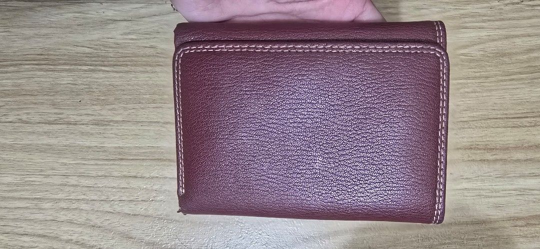 Bifold Wallet (Category: Wallets & Card holders) located in Manila. Submitted by chubbychic553 (Listing ID 1461973072, Image 1). Description: preloved Brand: Riviera - maroon leather bifold wallet - contrast stitching - Shows minor signs of wear on the exterior Php 500 location Tayuman Manila shipping via j&t, lbc, or lalamove no cod no cop mode of payment bdo paymaya gcash .