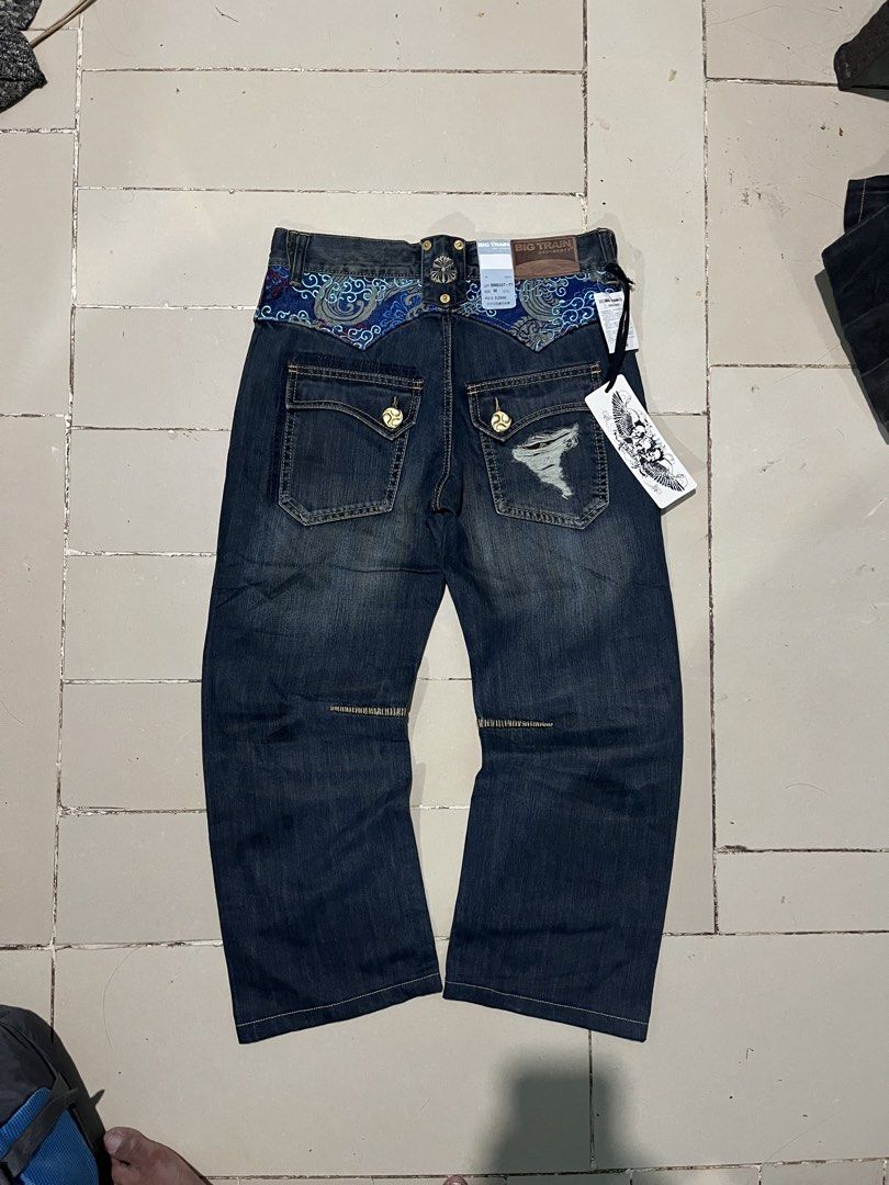 BIG TRAIN STRAIGHT CUT (Category: Jeans) located in Valencia. Submitted by hunterxthrifter (Listing ID 1461963457, Image 2). Description: EXCELLENT CONDITION NO ISSUE W-30-32 L-37 T-12.5 LEG-9.5.
