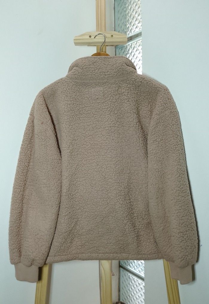 Billabong Teddy Fleece Half Zip Pullover Sweatshirt (Category: Coats, Jackets and Outerwear) located in Manila. Submitted by patrickjos06722 (Listing ID 1461820744, Image 3). Description: - Cozy Billabong teddy fleece pullover - Features a half-zip neckline - Convenient kangaroo pocket - Super soft and warm material, ideal for cooler weather - Adjustable drawstring hem for a customized fit - Perfect for windy, cold and rainy days casual wear - Sa