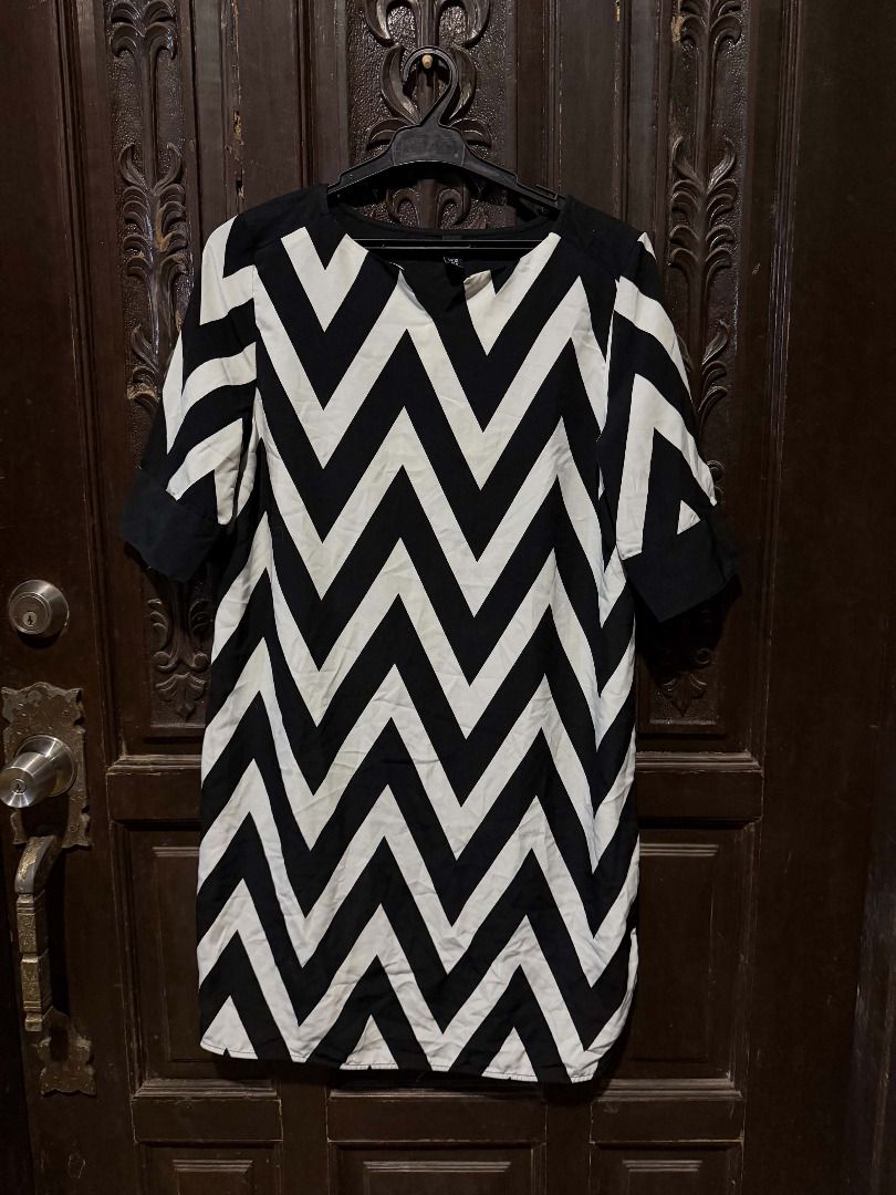 Black and White Dress (Category: Dresses) located in Makati City. Submitted by thisjulia18 (Listing ID 1461841113, Image 1). Description: No Issues Size: Medium Shipping via J&T Courier (50 pesos only).