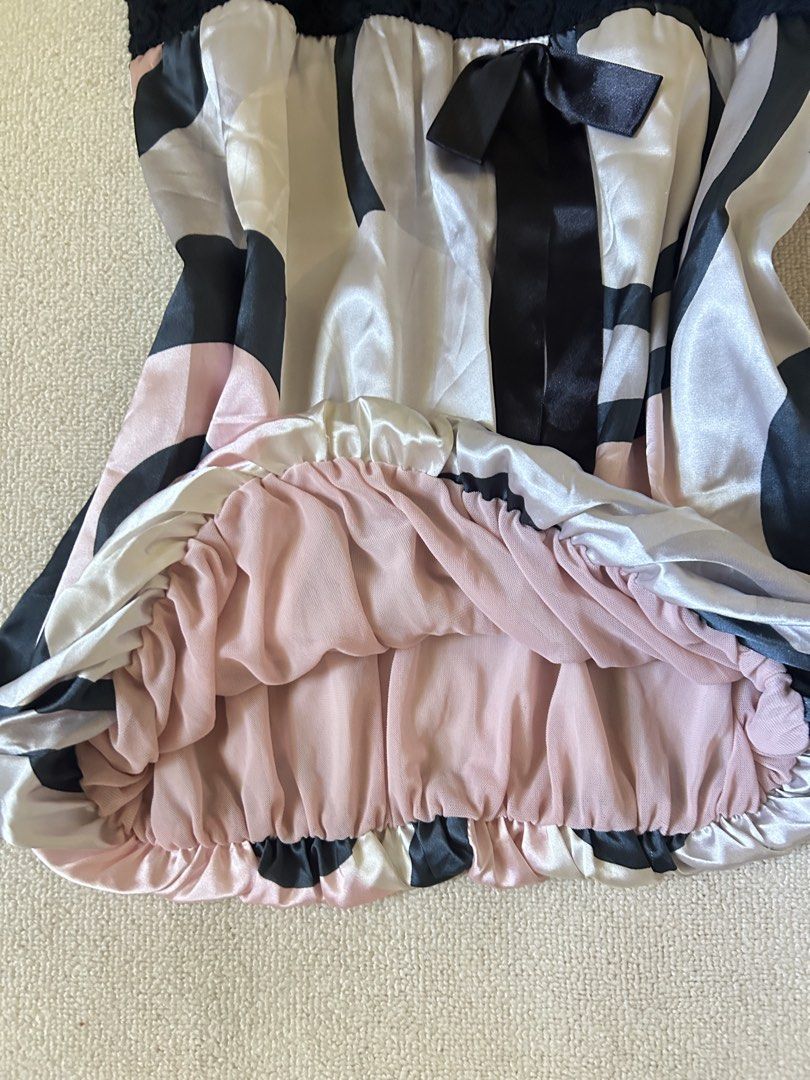Retro Silk wrap top (Category: Blouses) located in Quezon City. Submitted by y2klar (Listing ID 1461996039, Image 3). Description: Black Blouse Silk top Medium 10/10 Condition no flaws..