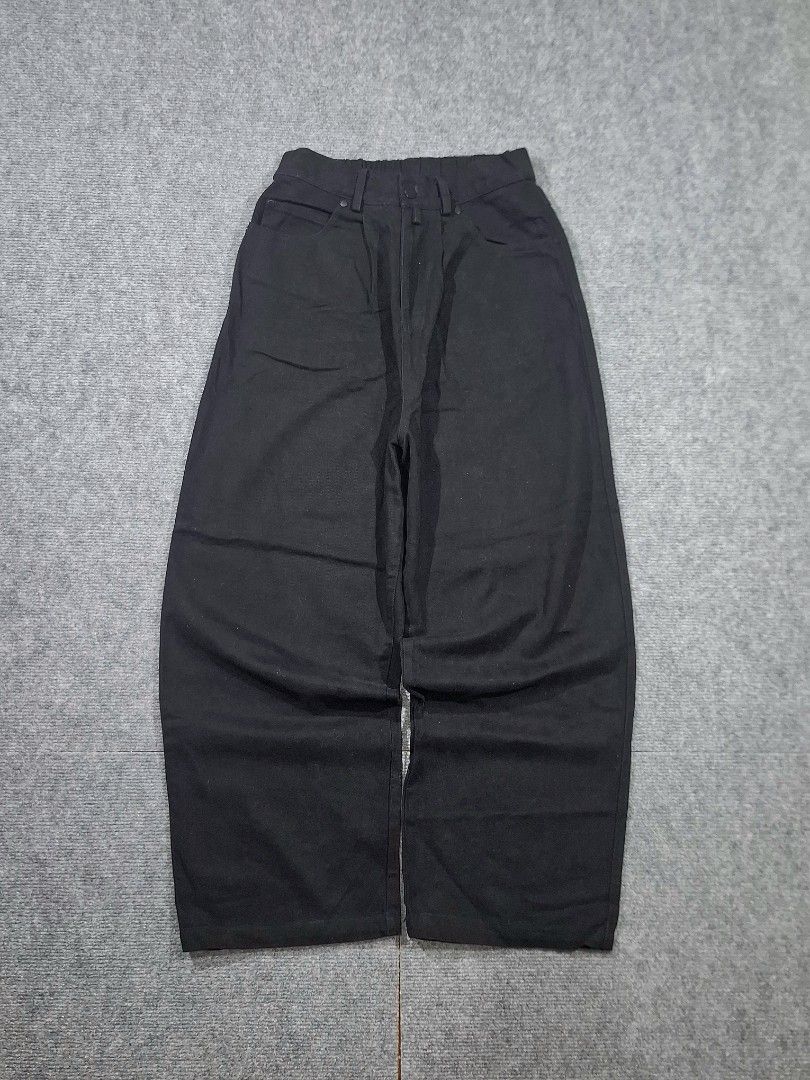 Black Denim Baggy Jeans (Category: Jeans) located in Las Pinas. Submitted by nevergetsold.ph (Listing ID 1461862128, Image 1). Description: Black Denim Baggy Dimentions (inches) Waist: 29 Length: 42 Thigh: 14 Leg Opening: 10 Issues: none.