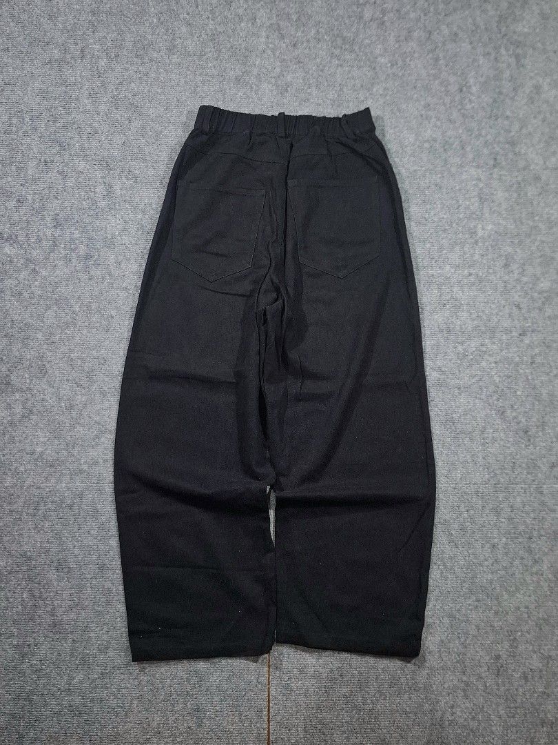 Black Denim Baggy Jeans (Category: Jeans) located in Las Pinas. Submitted by nevergetsold.ph (Listing ID 1461862128, Image 2). Description: Black Denim Baggy Dimentions (inches) Waist: 29 Length: 42 Thigh: 14 Leg Opening: 10 Issues: none.