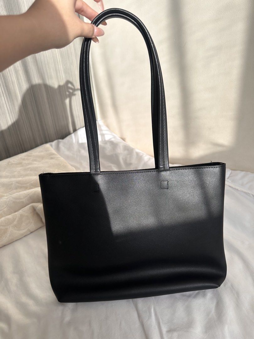 Black Faux Leather Tote Bag (Category: Tote Bags) located in Manila. Submitted by kaisrmnt (Listing ID 1461889685, Image 2). Description: issues: slight unnoticeable discoloration spots rfs: decluttering loc: manila.