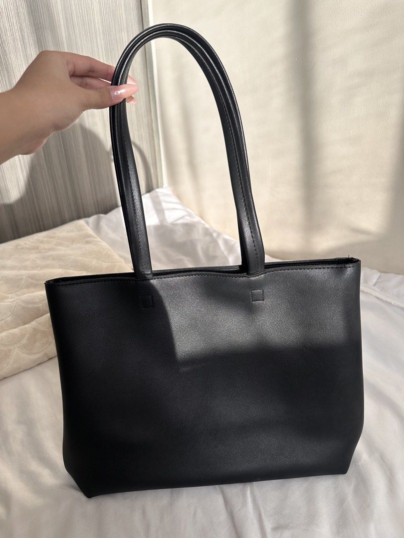 Black Faux Leather Tote Bag (Category: Tote Bags) located in Manila. Submitted by kaisrmnt (Listing ID 1461889685, Image 1). Description: issues: slight unnoticeable discoloration spots rfs: decluttering loc: manila.