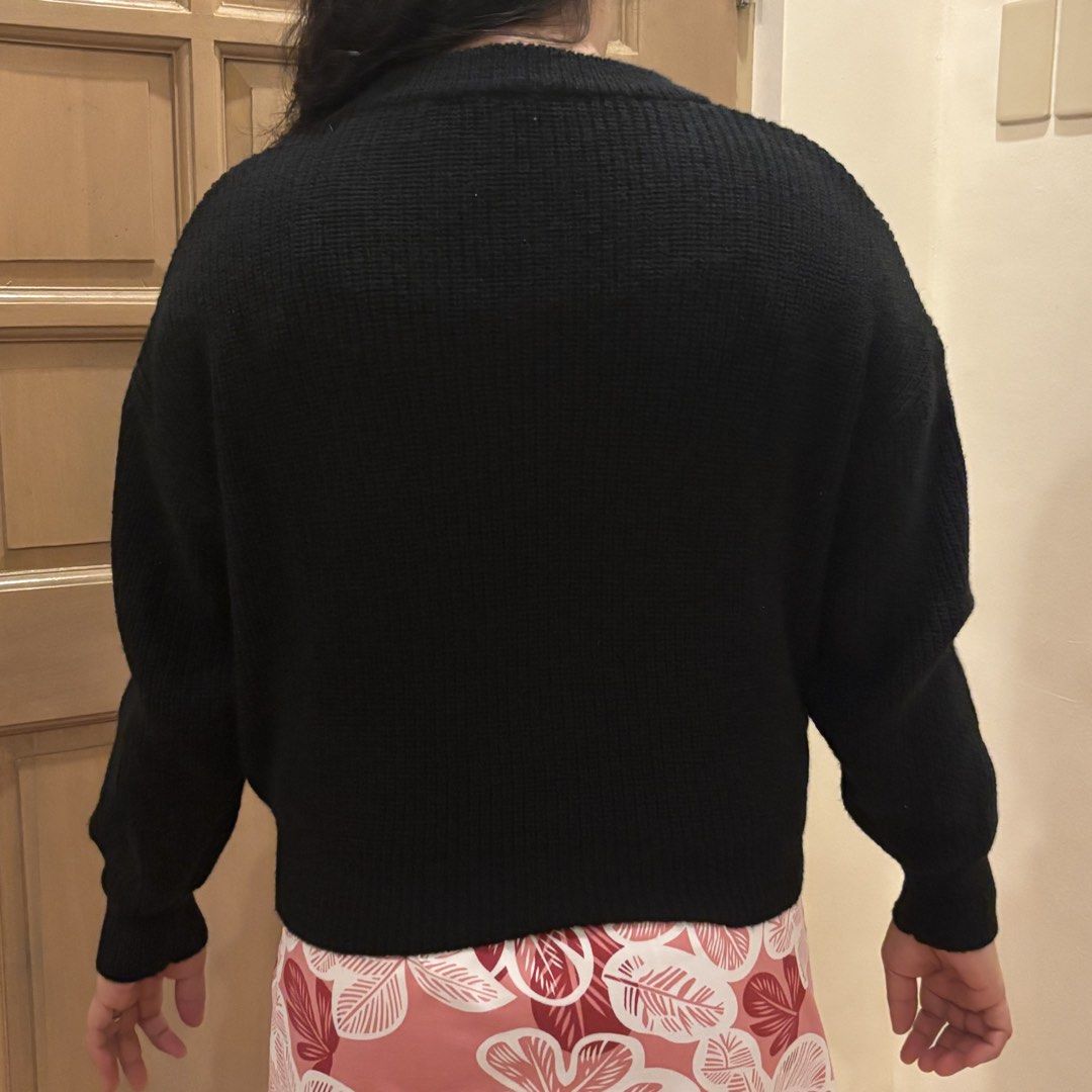 Black heart knit longsleeve (Category: Longsleeves) located in Marikina City. Submitted by holymollyz (Listing ID 1461982573, Image 2). Description: Fits up to semi xl frame.