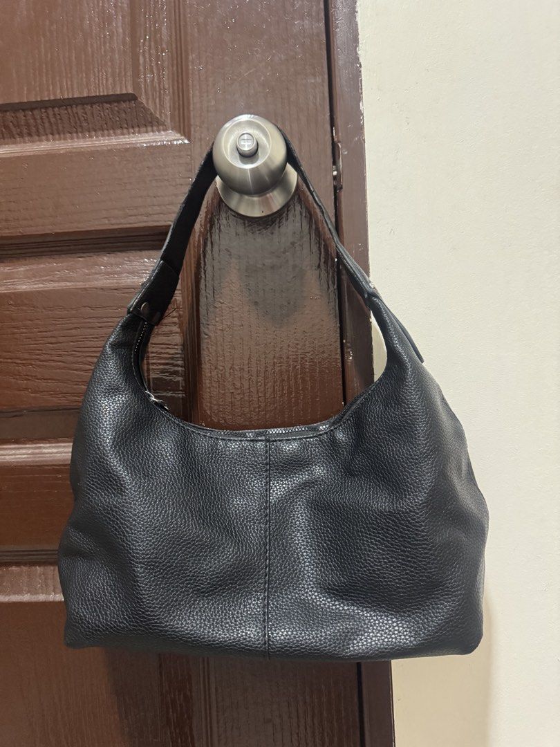 Black Hobo Shoulder Bag (Category: Shoulder Bags) located in Batangas. Submitted by chaeeyi (Listing ID 1461836106, Image 1). Description: - CLEAN BAG (INNER AND OUTER) - RFS : I HAVE TOO MANY BAGS AND IT’S BARELY BEING USED - MOP : GCASH (PAYMENT FIRST) - MOD : JNT (BUYER WILL PAY THE SHIPPING FEE) .
