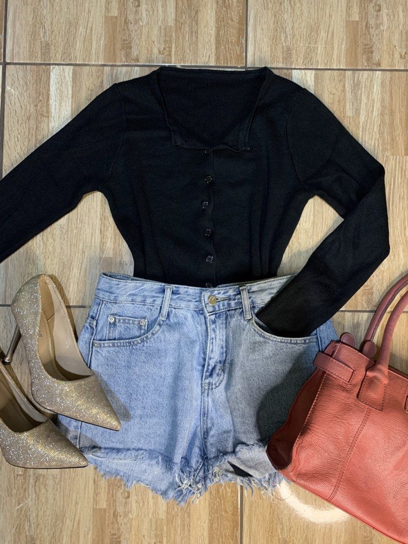 Black Knitted Croptop Longsleeves (Category: Longsleeves) located in Quezon City. Submitted by ronavillezar (Listing ID 1462016485, Image 2). Description: - Black knitted crop top - Long sleeves - Super cute and sexy - Fits S-M - Perfect with high-waisted pants - Price: P150.