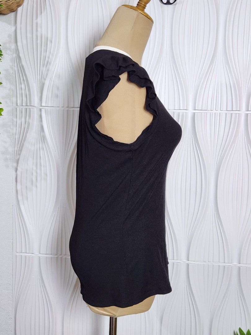 Black knitted Top Med to large (Category: Blouses) located in Marikina City. Submitted by KanamiFinds (Listing ID 1461895473, Image 2). Description: Length: 23 inches from shoulders Bust: 34.to 42 inches waist: 28 to 36 inches.