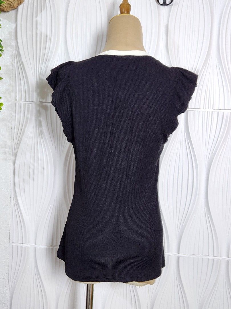 Black knitted Top Med to large (Category: Blouses) located in Marikina City. Submitted by KanamiFinds (Listing ID 1461895473, Image 3). Description: Length: 23 inches from shoulders Bust: 34.to 42 inches waist: 28 to 36 inches.