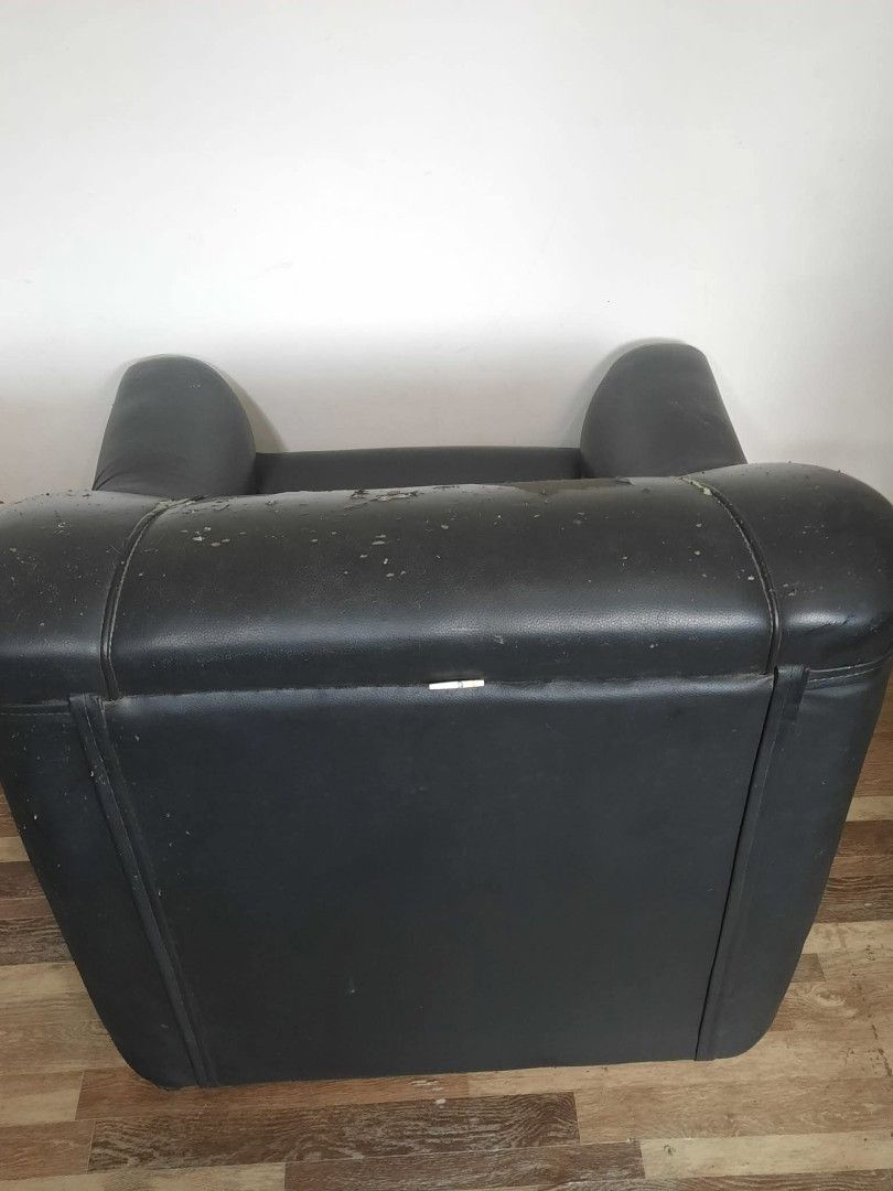 Black Leather Sofa Chair (Category: Sofas) located in Manila. Submitted by alfaroaims (Listing ID 1461842011, Image 3). Description: - Black leather single-seater sofa chair - Shows wear and tear on upholstery, particularly top and armrests - Still functional and comfortable for sitting - Ideal for spare rooms or student dorms - Requires some TLC (Tender Loving Care) Set includes: 🛋️ 1 Three-Seater Sofa 🪑 2 Single-Seater Chairs ➡️ 3 pieces tota