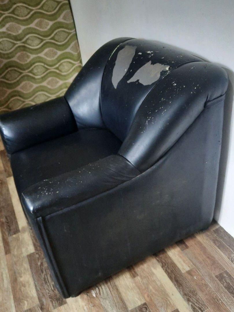Black Leather Sofa Chair (Category: Sofas) located in Manila. Submitted by alfaroaims (Listing ID 1461842011, Image 1). Description: - Black leather single-seater sofa chair - Shows wear and tear on upholstery, particularly top and armrests - Still functional and comfortable for sitting - Ideal for spare rooms or student dorms - Requires some TLC (Tender Loving Care) Set includes: 🛋️ 1 Three-Seater Sofa 🪑 2 Single-Seater Chairs ➡️ 3 pieces tota