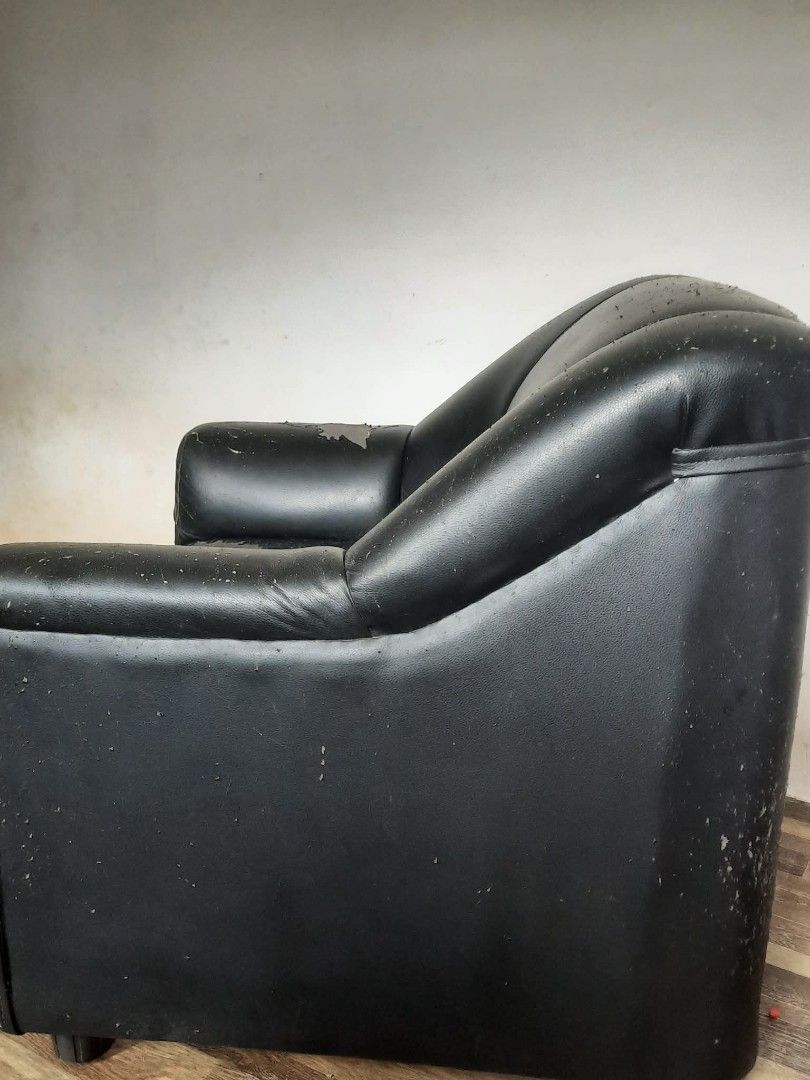 Black Leather Sofa Chair (Category: Sofas) located in Manila. Submitted by alfaroaims (Listing ID 1461842011, Image 2). Description: - Black leather single-seater sofa chair - Shows wear and tear on upholstery, particularly top and armrests - Still functional and comfortable for sitting - Ideal for spare rooms or student dorms - Requires some TLC (Tender Loving Care) Set includes: 🛋️ 1 Three-Seater Sofa 🪑 2 Single-Seater Chairs ➡️ 3 pieces tota