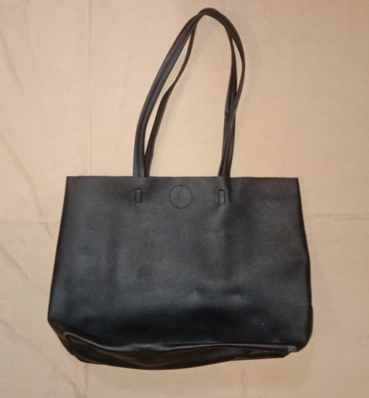 Black Leather Tote Bag Preloved (Category: Tote Bags) located in Manila. Submitted by hi.yunichi (Listing ID 1462009409, Image 1). Description: - Simple and stylish black tote bag - Made from durable faux leather - Comfortable double straps for carrying - Generously spacious interior for all your essentials - Ideal for everyday use, work, or travel - Versatile design that matches any outfit.