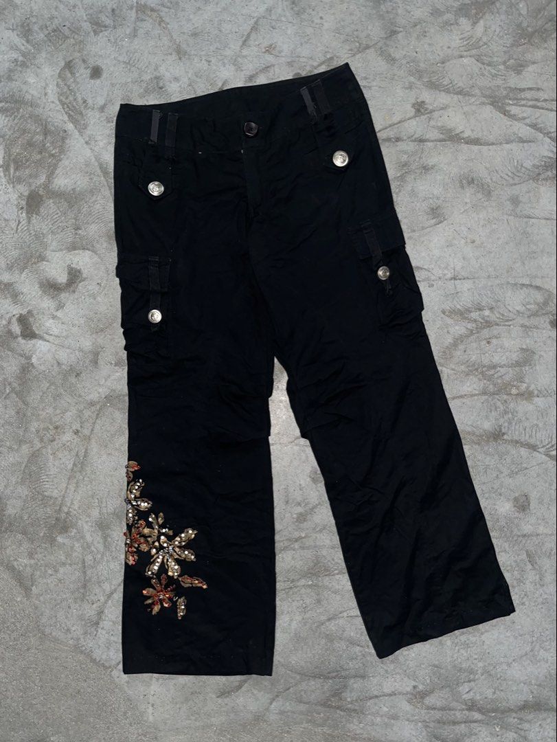 Black Low Rise Cargo Pants with Beaded Floral Embellishment (Category: Other Bottoms) located in Mabalacat. Submitted by bettybey (Listing ID 1461829607, Image 2). Description: Black low rise cargo pants ˚꩜｡ waist: 30 ˚꩜｡ length: 36.5 ˚꩜｡ rise: 8 ˚꩜｡ leg opening: 10 ˚꩜｡ condi: 9/10.