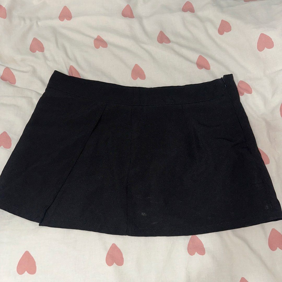 Black Mini Skirt (Category: Skirts) located in Las Pinas. Submitted by gaea.d (Listing ID 1461939855, Image 3). Description: - Classic black A-line skirt - Side zipper closure - Dimensions on pic - Low waist fit - Medyo kupas na yung tela sa likod (polyester) .