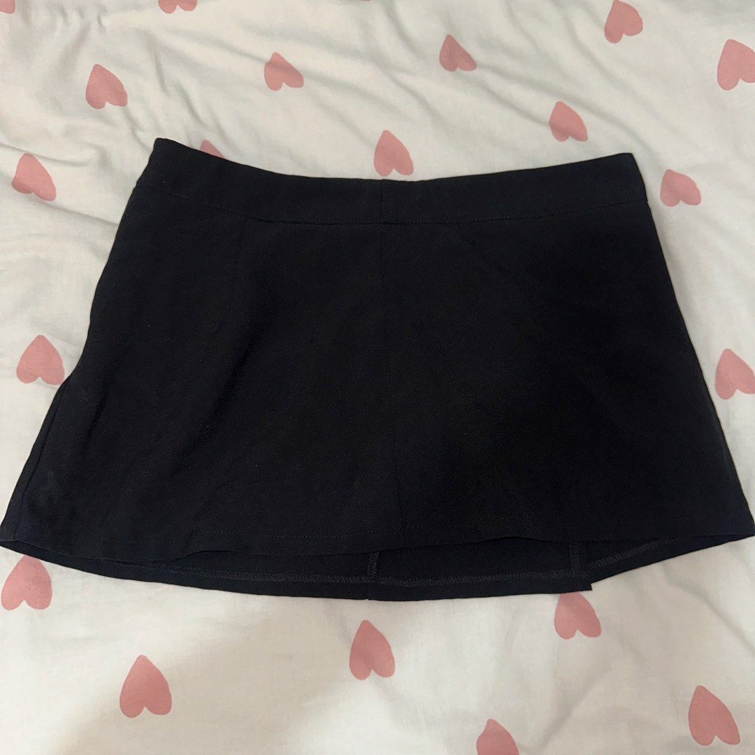 Black Mini Skirt (Category: Skirts) located in Las Pinas. Submitted by gaea.d (Listing ID 1461939855, Image 2). Description: - Classic black A-line skirt - Side zipper closure - Dimensions on pic - Low waist fit - Medyo kupas na yung tela sa likod (polyester) .