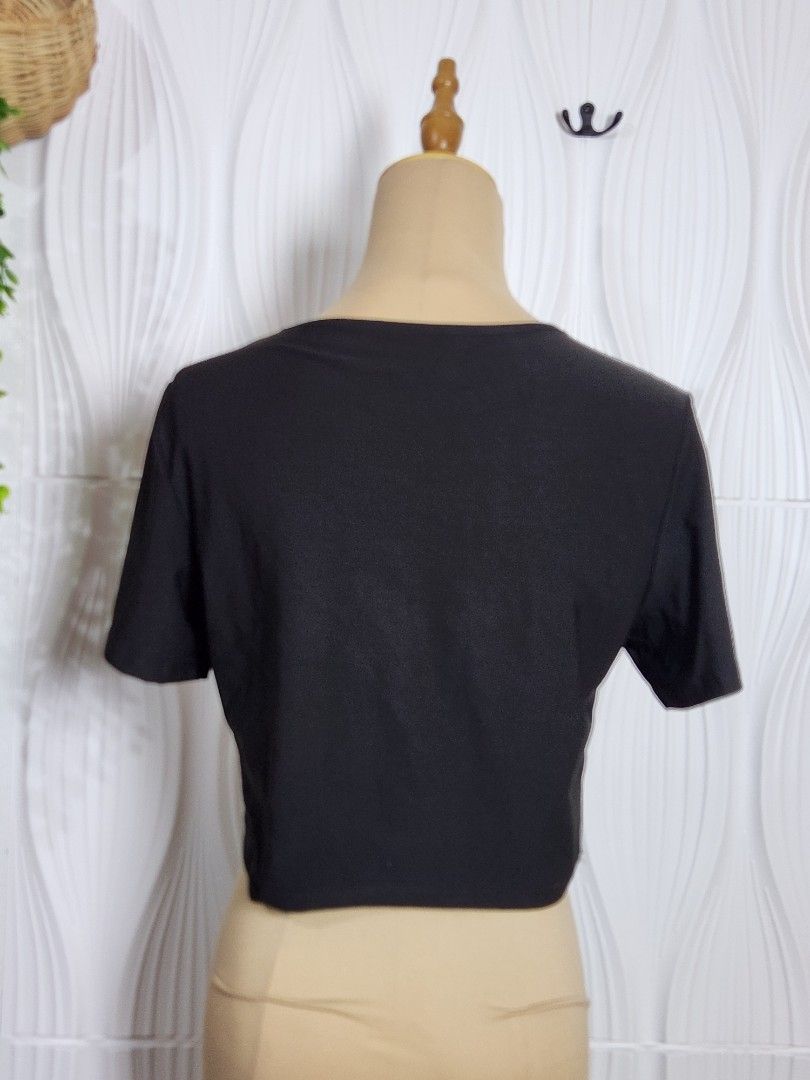 Black semi crop top Med to Large (Category: Others Tops) located in Marikina City. Submitted by KanamiFinds (Listing ID 1461915372, Image 2). Description: Bust: 34 to 40 inches waist: 32 to 36 inches Length: 15 to 16 inches from shoulders.