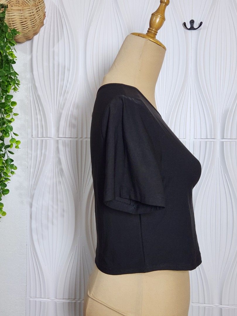 Black semi crop top Med to Large (Category: Others Tops) located in Marikina City. Submitted by KanamiFinds (Listing ID 1461915372, Image 3). Description: Bust: 34 to 40 inches waist: 32 to 36 inches Length: 15 to 16 inches from shoulders.