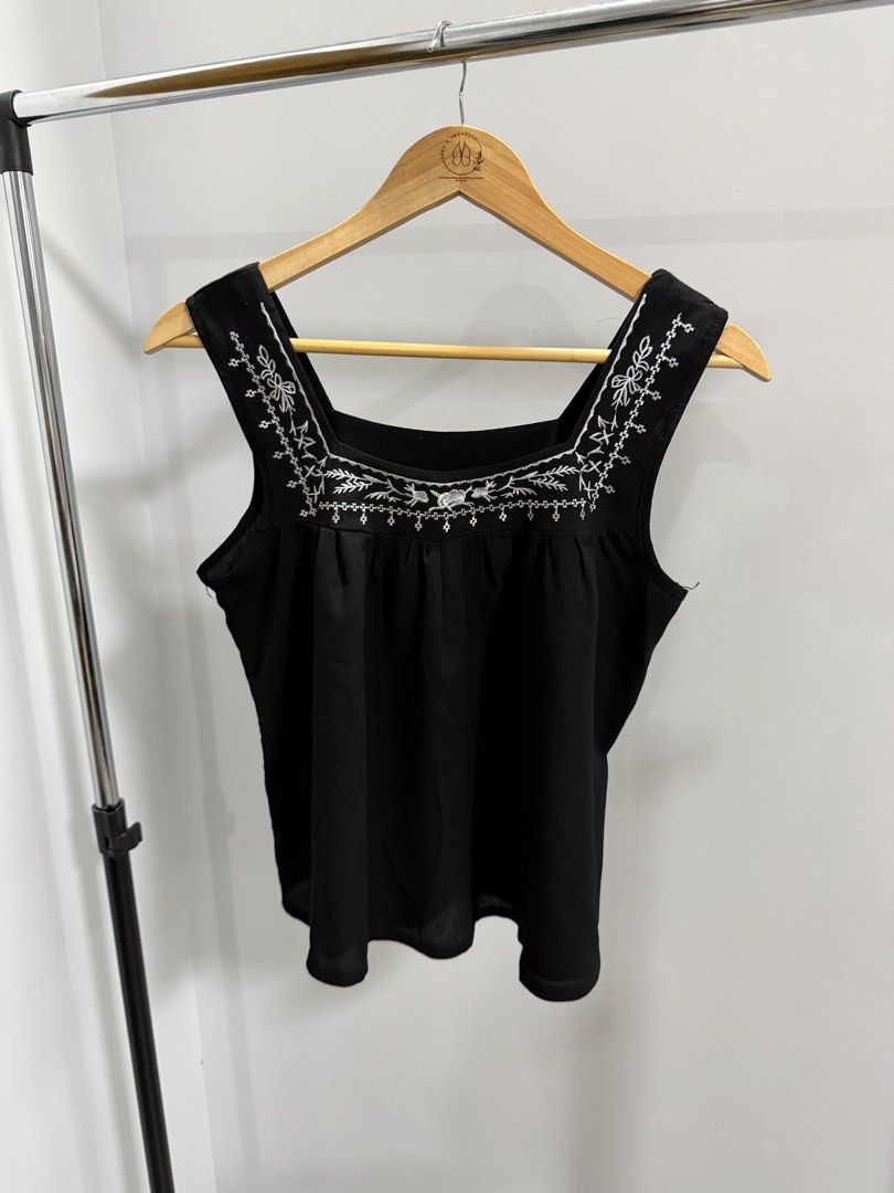 Black Square Neck Sleevless Top (Category: Sleeveless) located in Taguig. Submitted by dyaaanel (Listing ID 1461929084, Image 1). Description: 🖤 Black Square Neck Sleeveless Top 👗 Size: Small 🖤 Color: Black 🏷️ Condition: Pre-loved, good condition. Material has a slightly sheer-looking texture but is not see-through when worn. 📸 Actual photos for reference. RFS: Decluttering unused and slightly used clothes. Disclaimer: some items are pre-lov
