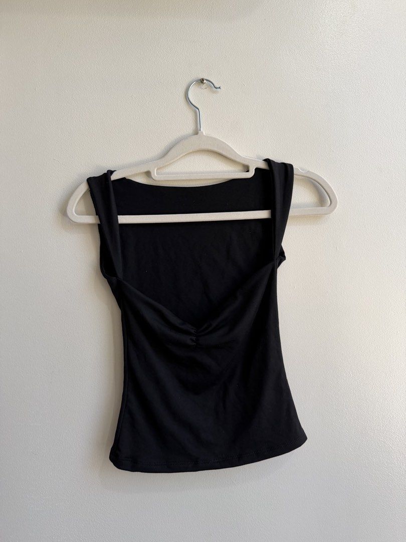 Black Sweetheart Neck Basic Top (Category: Sleeveless) located in Makati City. Submitted by andy0019 (Listing ID 1461799569, Image 1). Description: .