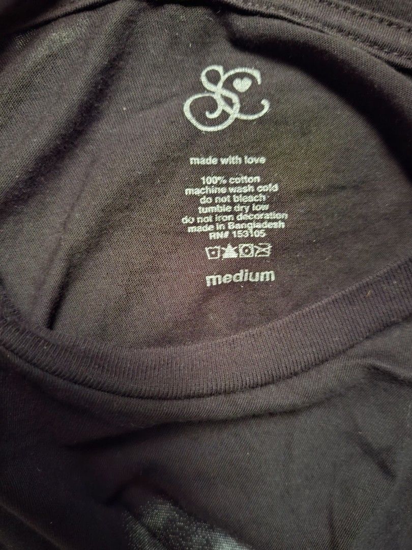 Black T-shirt with Graphic Print - Medium (Category: Tshirts & Polo Shirts ) located in Bauang. Submitted by haniel29 (Listing ID 1461814713, Image 2). Description: - RFS: Decluttering.