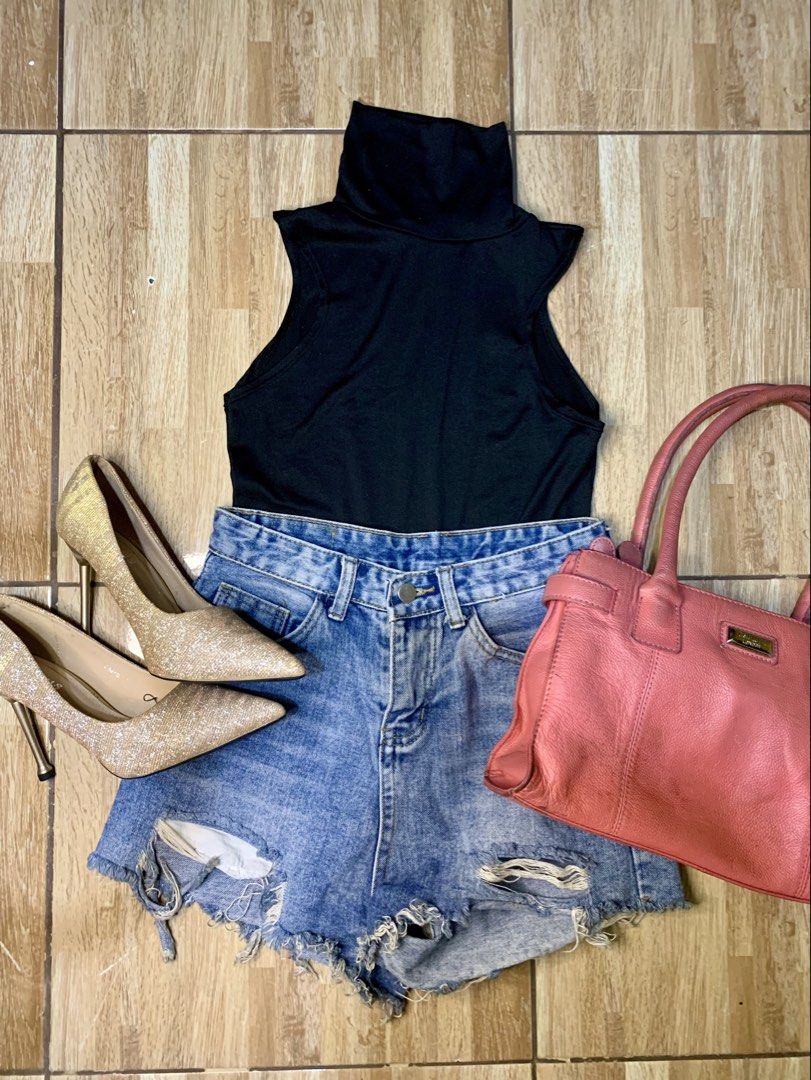 Black Turtleneck Top (Category: Sleeveless) located in Quezon City. Submitted by ronavillezar (Listing ID 1461928034, Image 2). Description: - Black turtleneck top - Sleeveless design - Used only once - Fits XS to S - Perfect for layering or solo wear - Comfortable and versatile - Selling for P100.