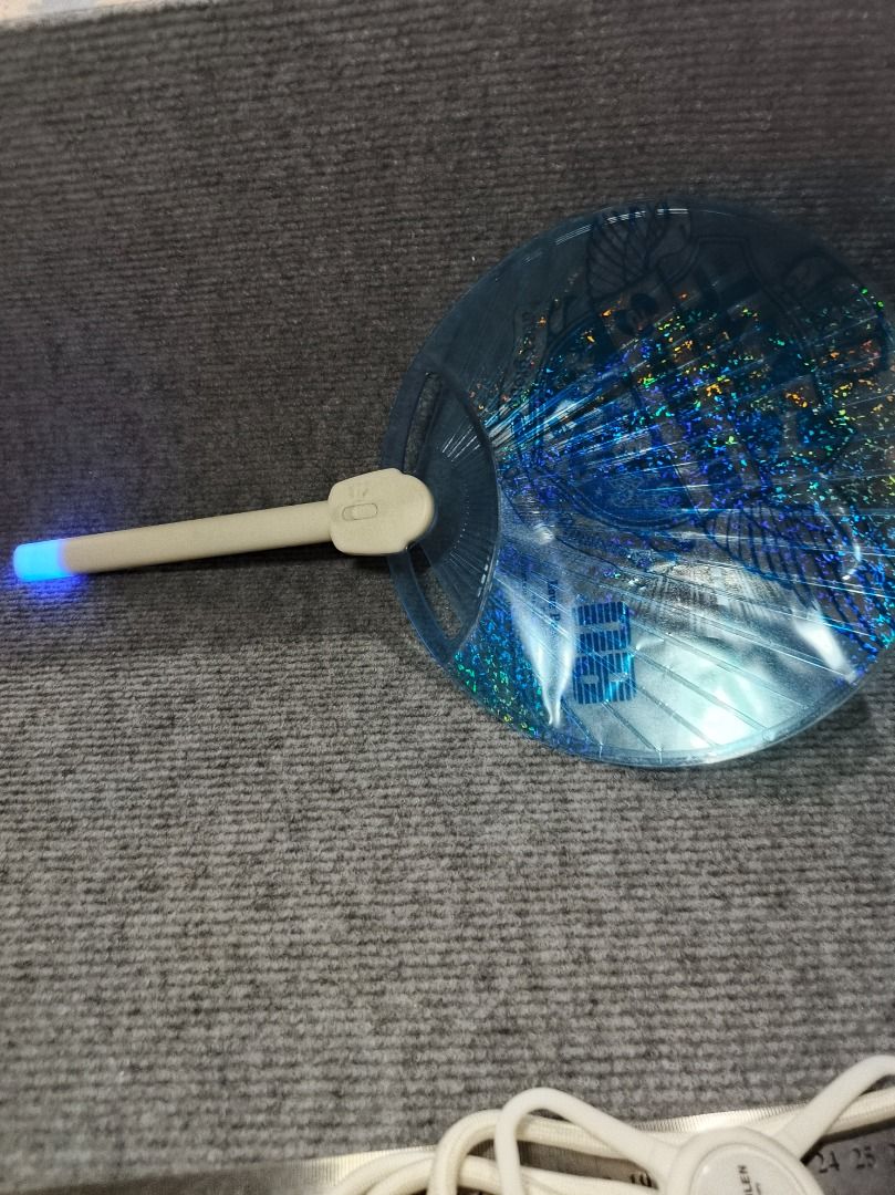 Blue LED Light Wand with Holographic Orb (Category: Occasions & Party Supplies) located in San Leonardo. Submitted by burgossanleonardo.12345 (Listing ID 1461831288, Image 1). Description: - Bright blue LED light wand - Features a holographic orb with a cool, reflective design - White wand with a comfortable grip - Ideal for parties and events - A unique and eye-catching accessory.