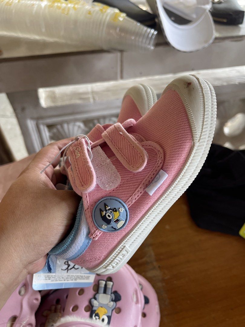 Bluey Volley Shoes (Category: Babies & Kids Fashion) located in San Simon. Submitted by gonzalescr83075 (Listing ID 1461854628, Image 3). Description: Issue : Stain .