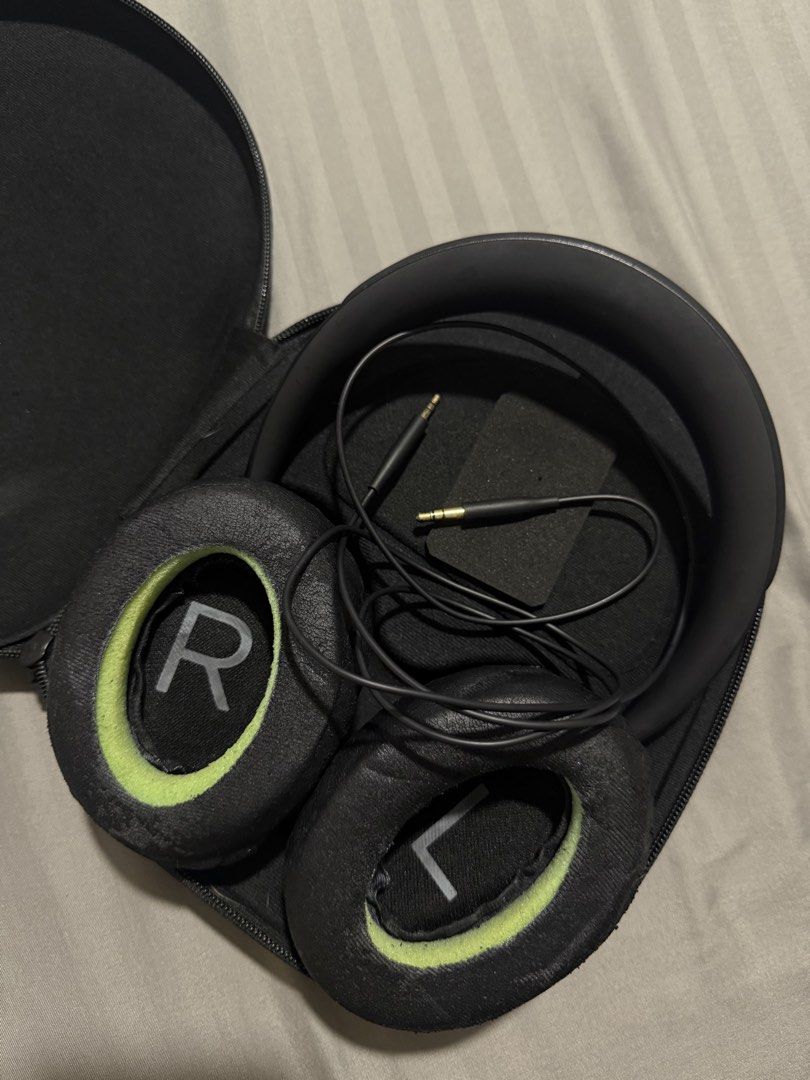 Bose Original NC 700 Headphones (Category: Headphones & Headsets) located in Mandaluyong City. Submitted by lancesilayan (Listing ID 1461902727, Image 3). Description: - Bose Headphones (Black) - Original Hard Case Included - Fully functional, only cushions need replacement.