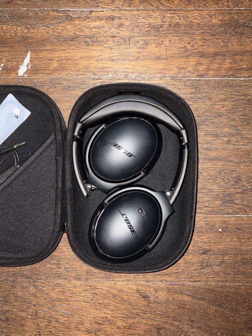 Bose Quietcomfort (latest qc) (Category: Headphones & Headsets) located in Caloocan City. Submitted by kanesaudio (Listing ID 1461966999, Image 1). Description: - brand new condition (inopen lang to test) - with case, box, and wires (complete) 7000 only loc: manila can do meetups at sm grand, sm north, or fishermall malabon.