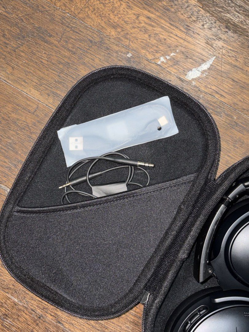 Bose Quietcomfort (latest qc) (Category: Headphones & Headsets) located in Caloocan City. Submitted by kanesaudio (Listing ID 1461966999, Image 2). Description: - brand new condition (inopen lang to test) - with case, box, and wires (complete) 7000 only loc: manila can do meetups at sm grand, sm north, or fishermall malabon.