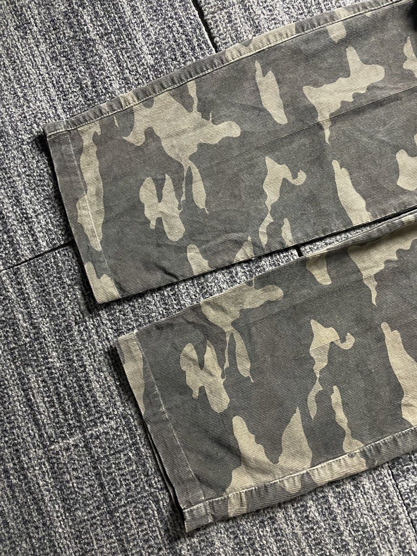 Bossini Camouflage Corduroy Cargo Pants (Category: Jeans) located in Taguig. Submitted by highlows (Listing ID 1461828741, Image 3). Description: size xxl waistline 38 length 45 hem 10 no flaw brand new! 10/10.