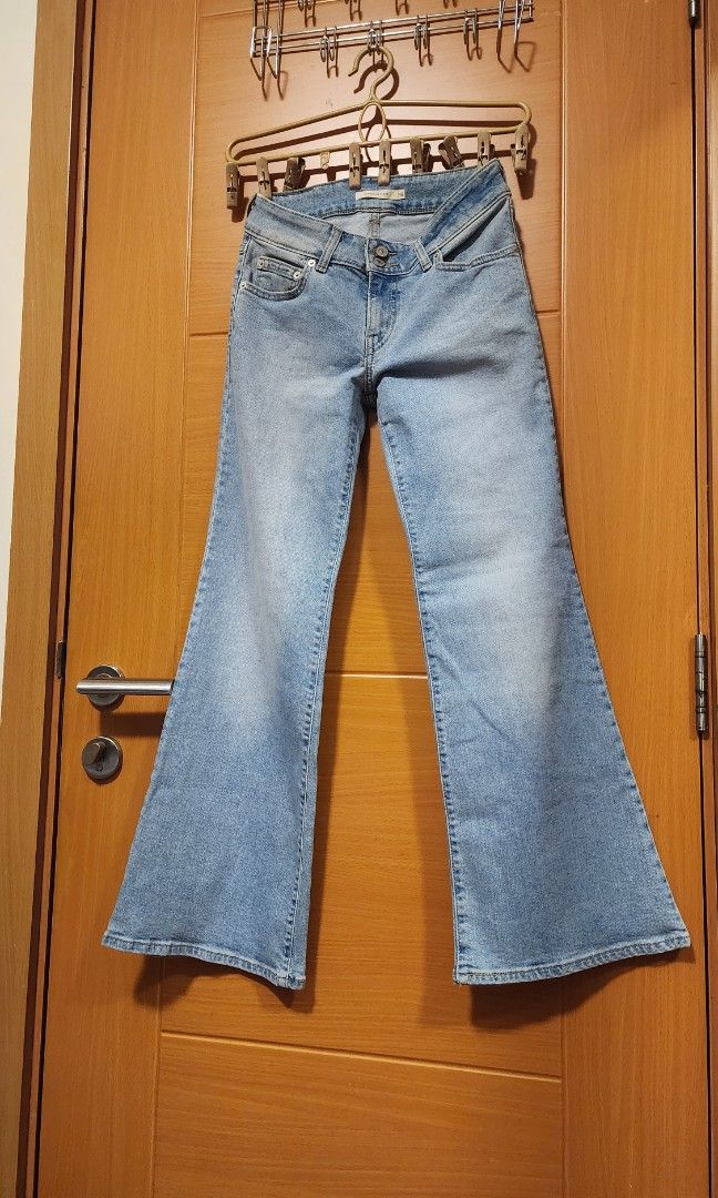 Brand new Levis Superlow Flare | SELLING LOW (Category: Jeans) located in Makati City. Submitted by phbuyrent (Listing ID 1462008480, Image 1). Description: .