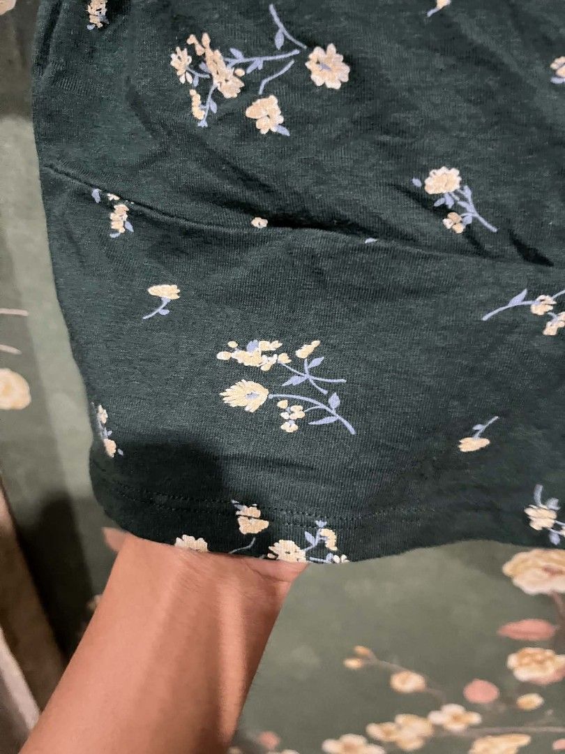 Brandy Melville — Floral Wrap Top (Category: Blouses) located in Sindangan. Submitted by waterbop (Listing ID 1461919674, Image 3). Description: Brandy Melville — Floral Wrap Top 850 + SF EXCELLENT CONDITION NO ISSUE COLOR RATE 10/10 PIT TO PIT: 14" LENGTH: 14.5 " LOC ZAMBOANGA DEL NORTE.