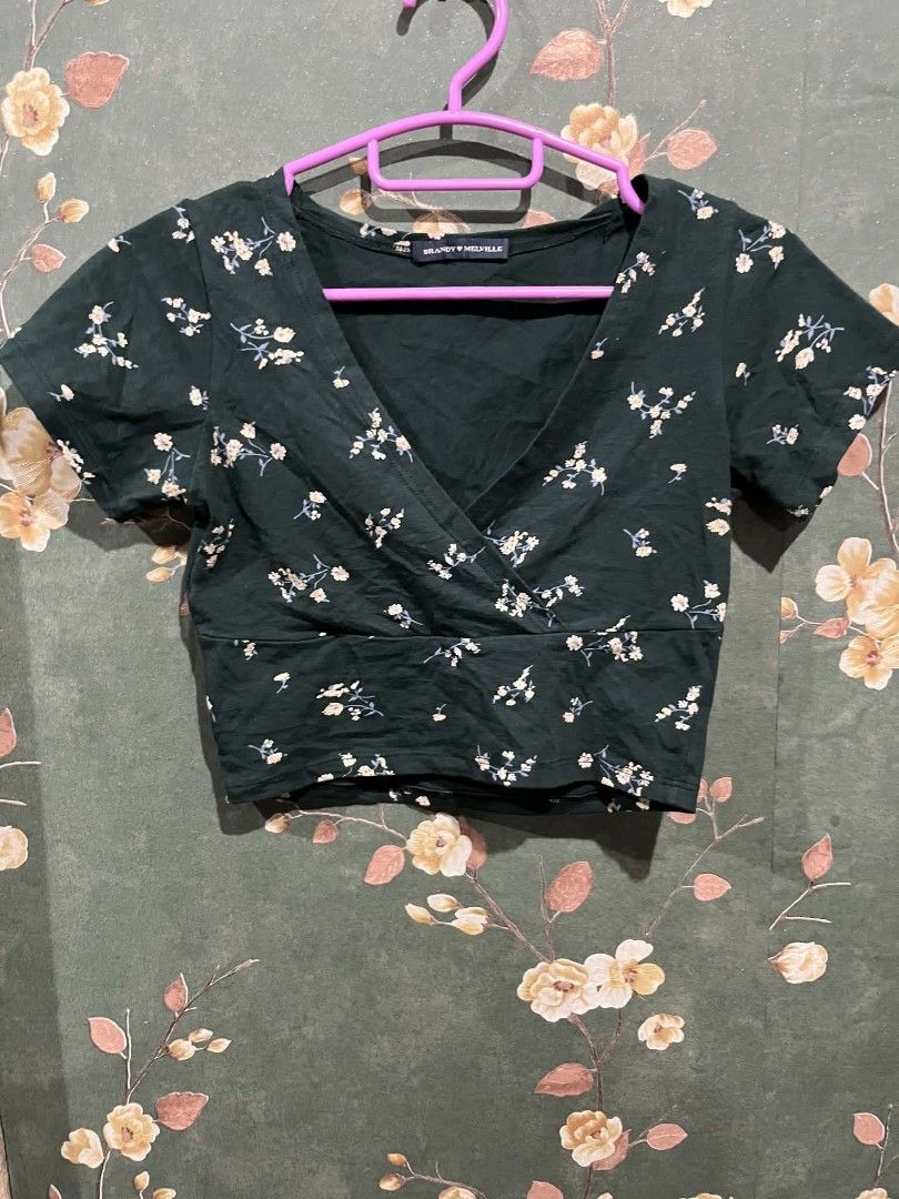 Brandy Melville — Floral Wrap Top (Category: Blouses) located in Sindangan. Submitted by waterbop (Listing ID 1461919674, Image 1). Description: Brandy Melville — Floral Wrap Top 850 + SF EXCELLENT CONDITION NO ISSUE COLOR RATE 10/10 PIT TO PIT: 14" LENGTH: 14.5 " LOC ZAMBOANGA DEL NORTE.