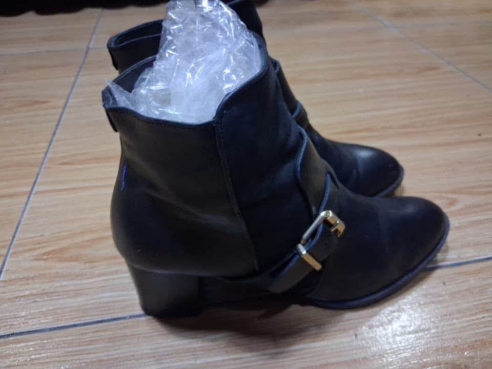 Bruno Magli (Category: Boots) located in Koronadal. Submitted by glads08089 (Listing ID 1461983245, Image 2). Description: Bruno Magli boots size 37.