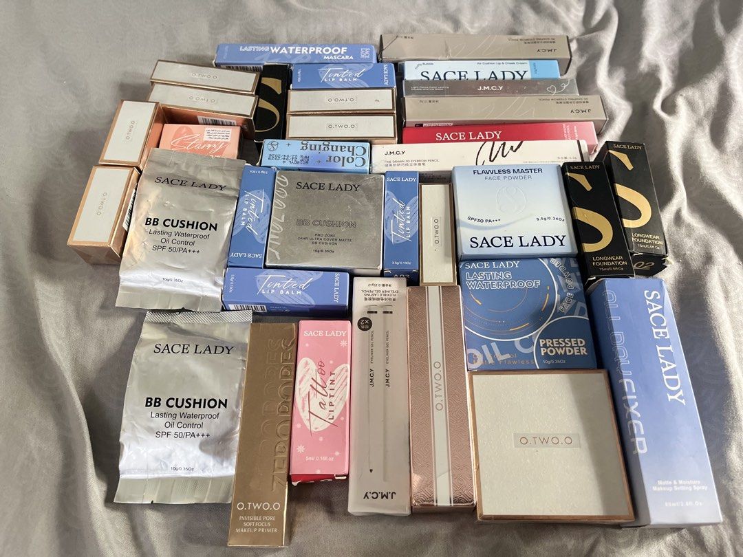 BUNDLE MAKEUP PANIMULA (Category: Makeup) located in Agdangan. Submitted by thrifty.sen (Listing ID 1461870921, Image 1). Description: DECLUTTERING PM RUSH SALE - Brand new SACE LADY & O.TWO.O makeup bundle - Includes: BB cushions, pressed powder, face powder, lip tint, lip balm - Features: Some items are waterproof and oil control - Ideal for: Makeup refresh or trying new products - Condition: All items are sealed and unused.