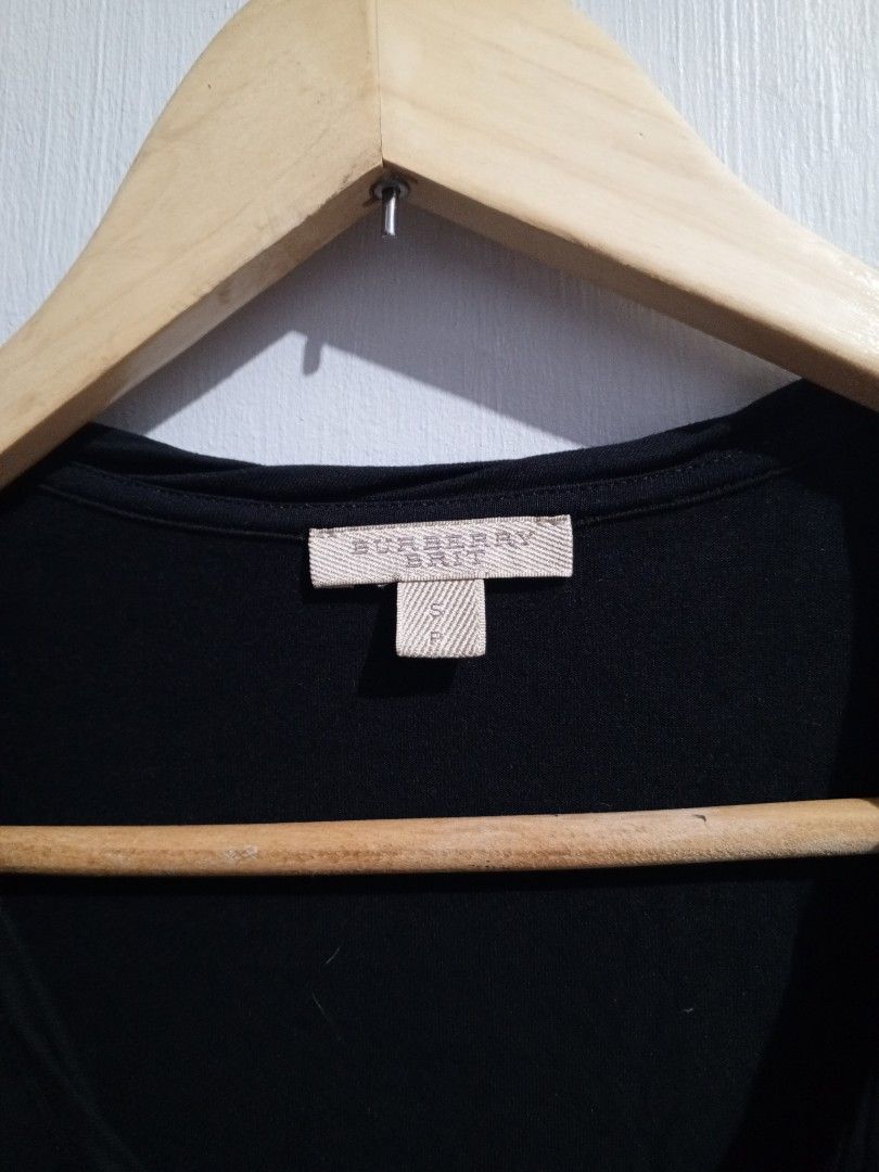 Burberry brit short sleeve top y2k (Category: Shirts) located in Santa Maria. Submitted by paulo-garcia21 (Listing ID 1461816413, Image 3). Description: small on tag 14.5 by 24.5 no issue excellent condi embroid logo design.
