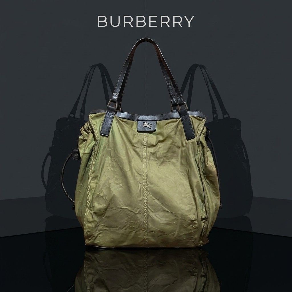Burberry nylon shoulder bag (Category: Luxury Bags & Wallets) located in Carmen. Submitted by aquarius.00 (Listing ID 1461927478, Image 1). Description: sign of used ykk zip see pictures.